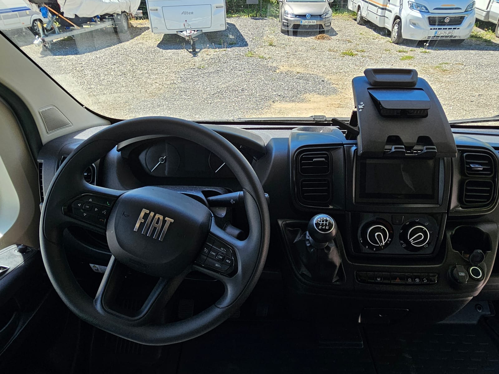 Voznikova kabina avtodoma Rimor Saurus 695 – Fiat Ducato volan, armaturna plošča in prestavna ročica